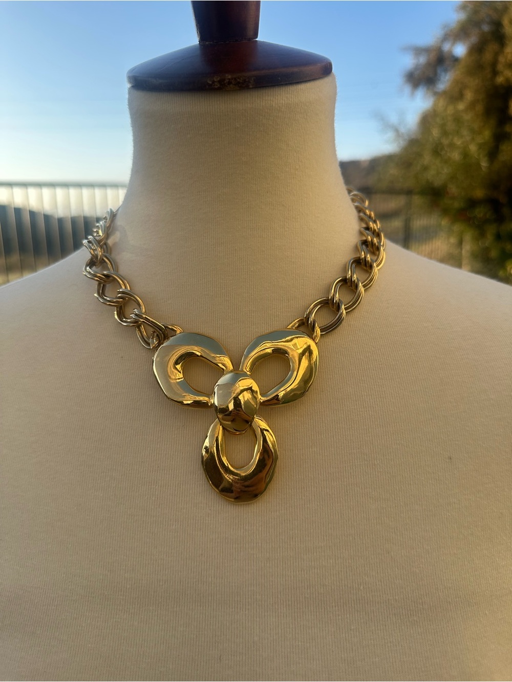 Elegant Gold-Tone Floral Link Necklace